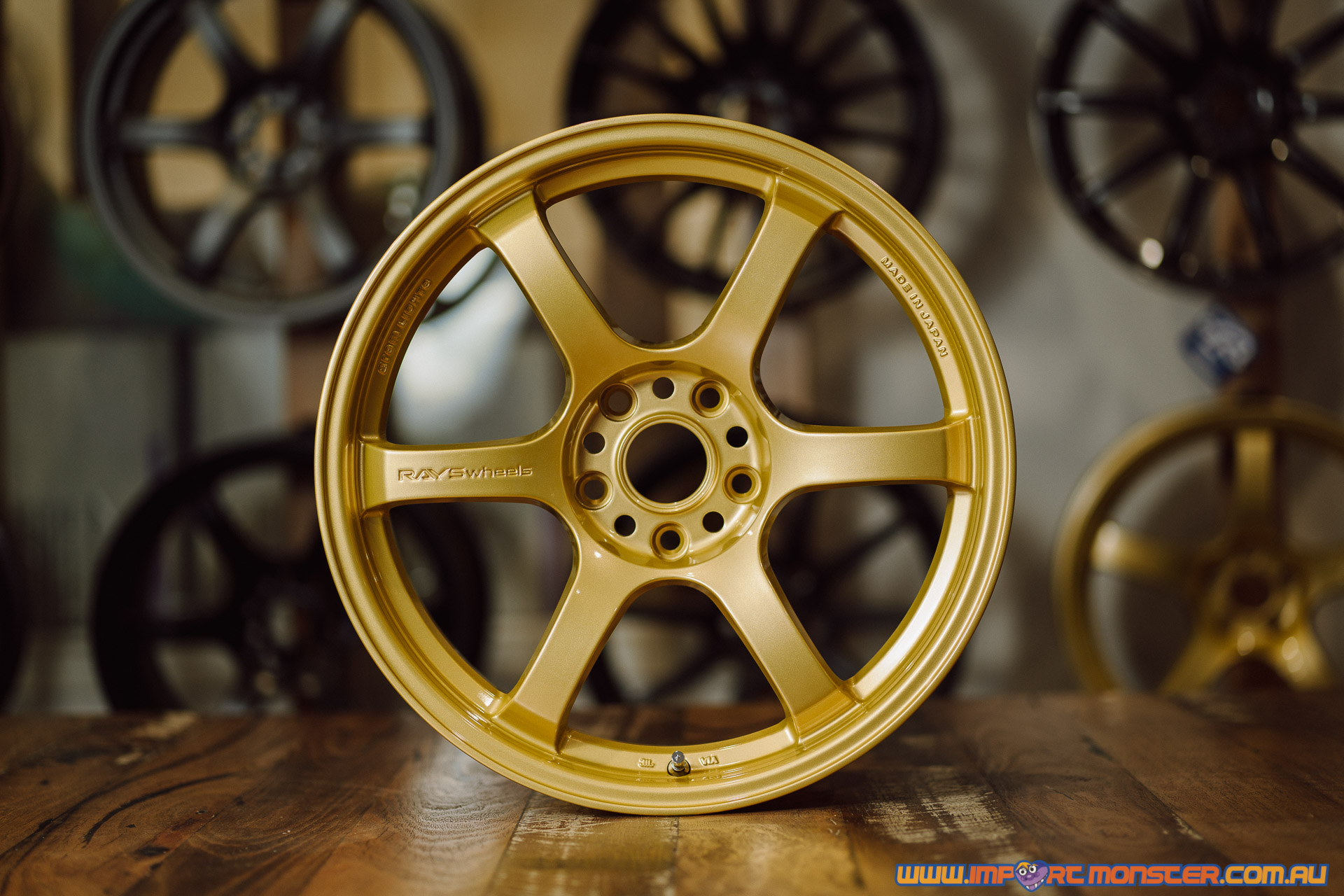 Rays Gram Lights 57DR 18x9.5 +38 5x114.3 gold (10)