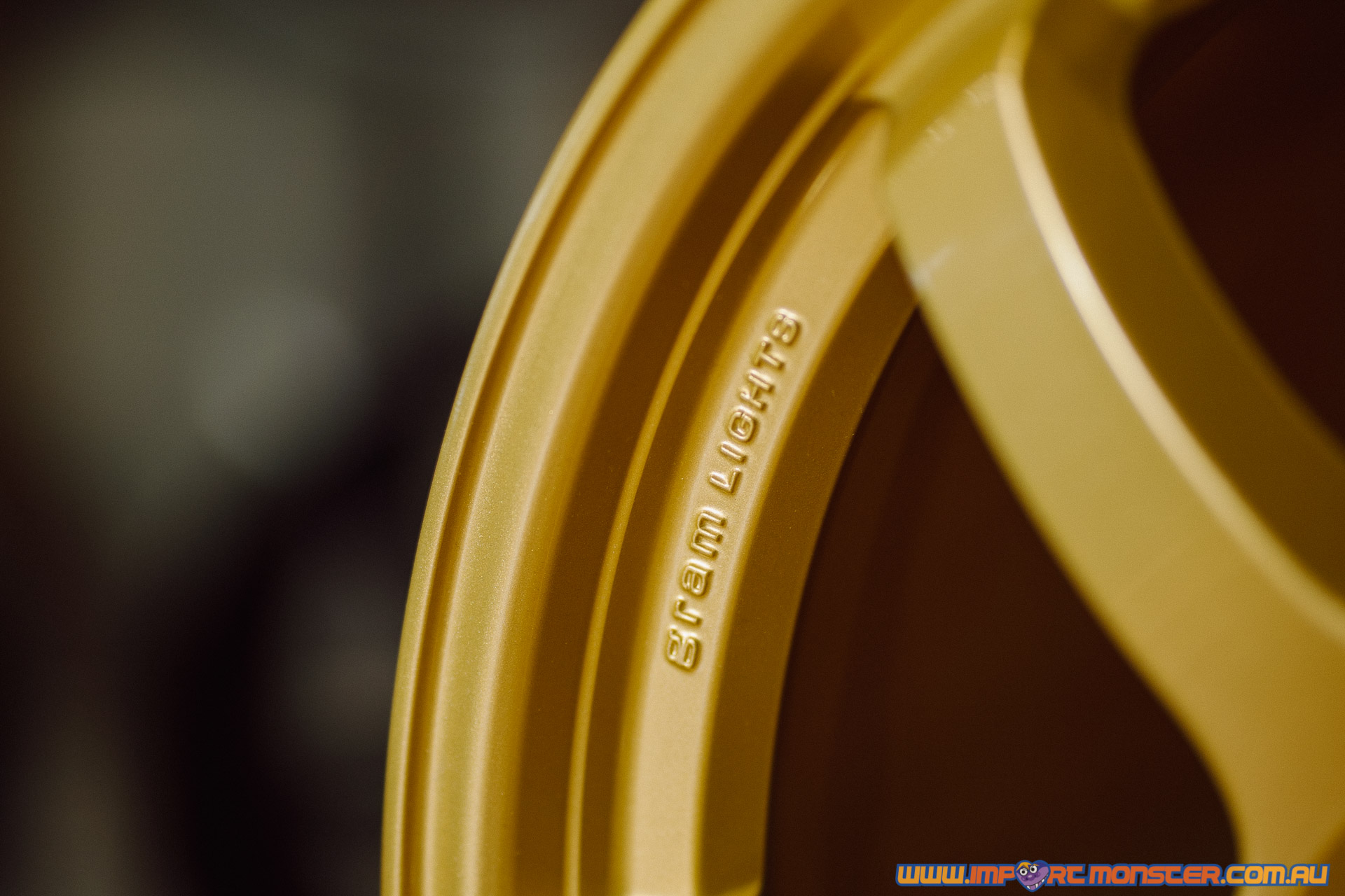 Rays Gram Lights 57DR 18x9.5 +38 5x114.3 gold (8)