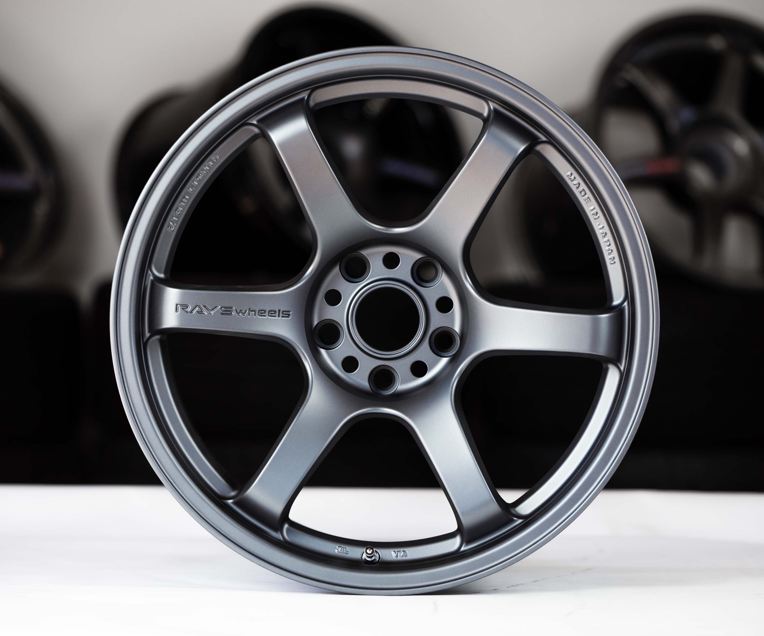 Gram Lights 57DR 18×10.5 +22 5×114.3 GB-1