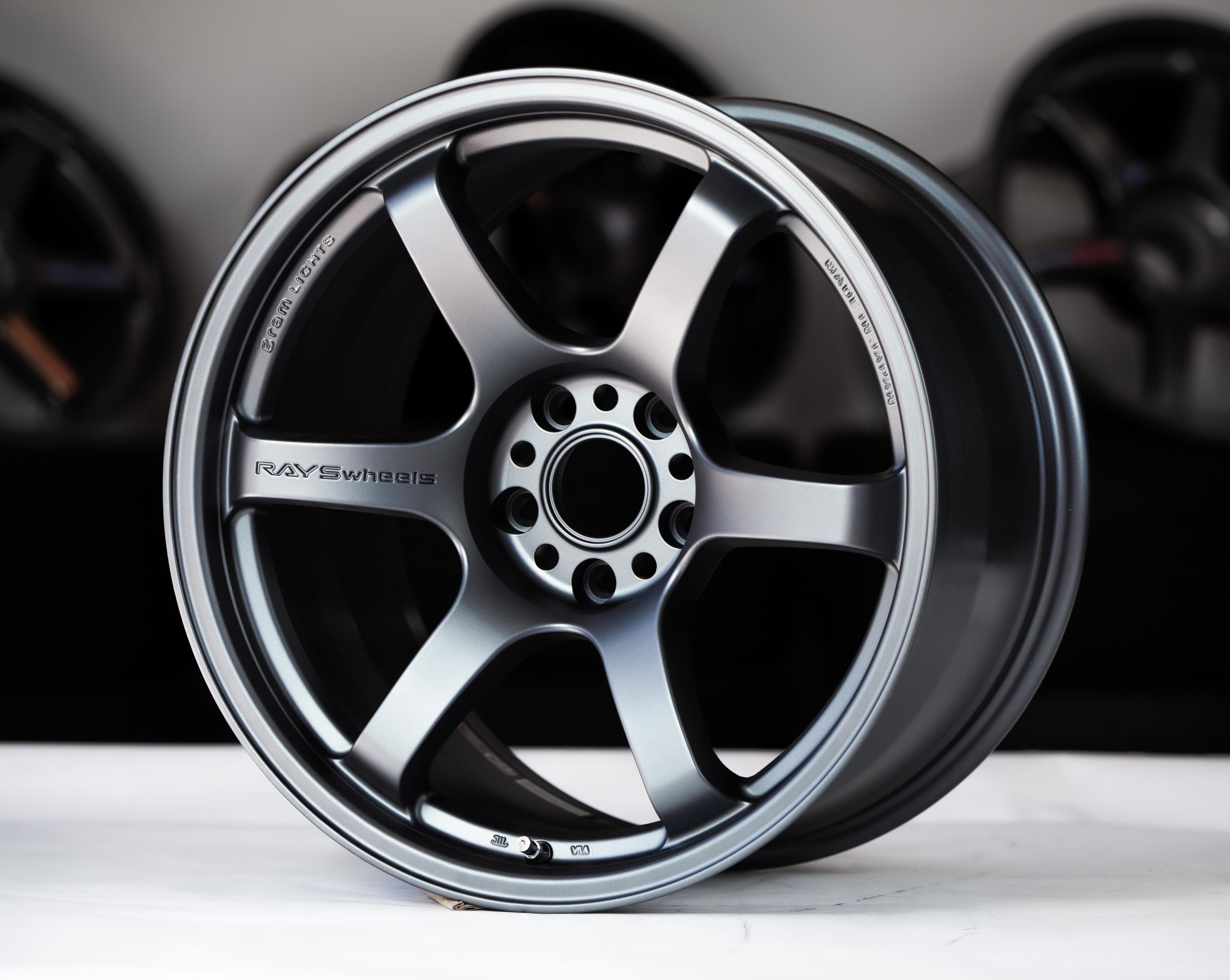 Gram Lights 57DR 18x10.5 +22 5x114.3 GB-2