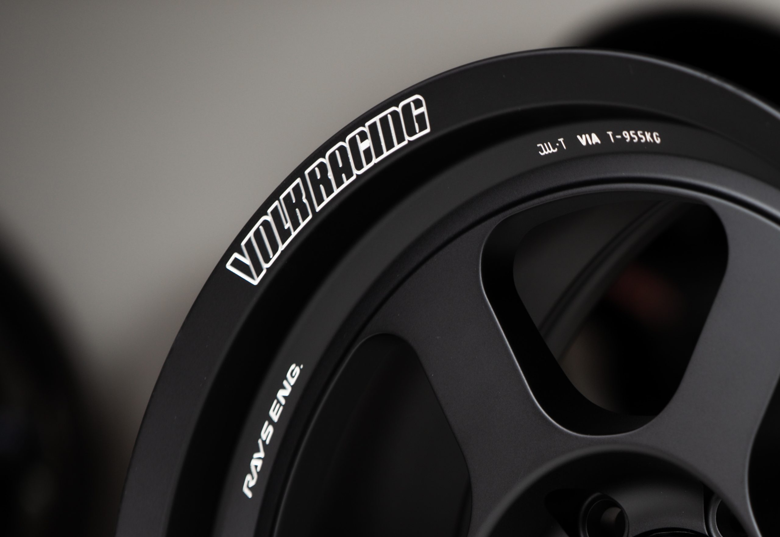 Volk Racing TE37XT M-Spec 18×8 +20 6-139.7 (BC)-1