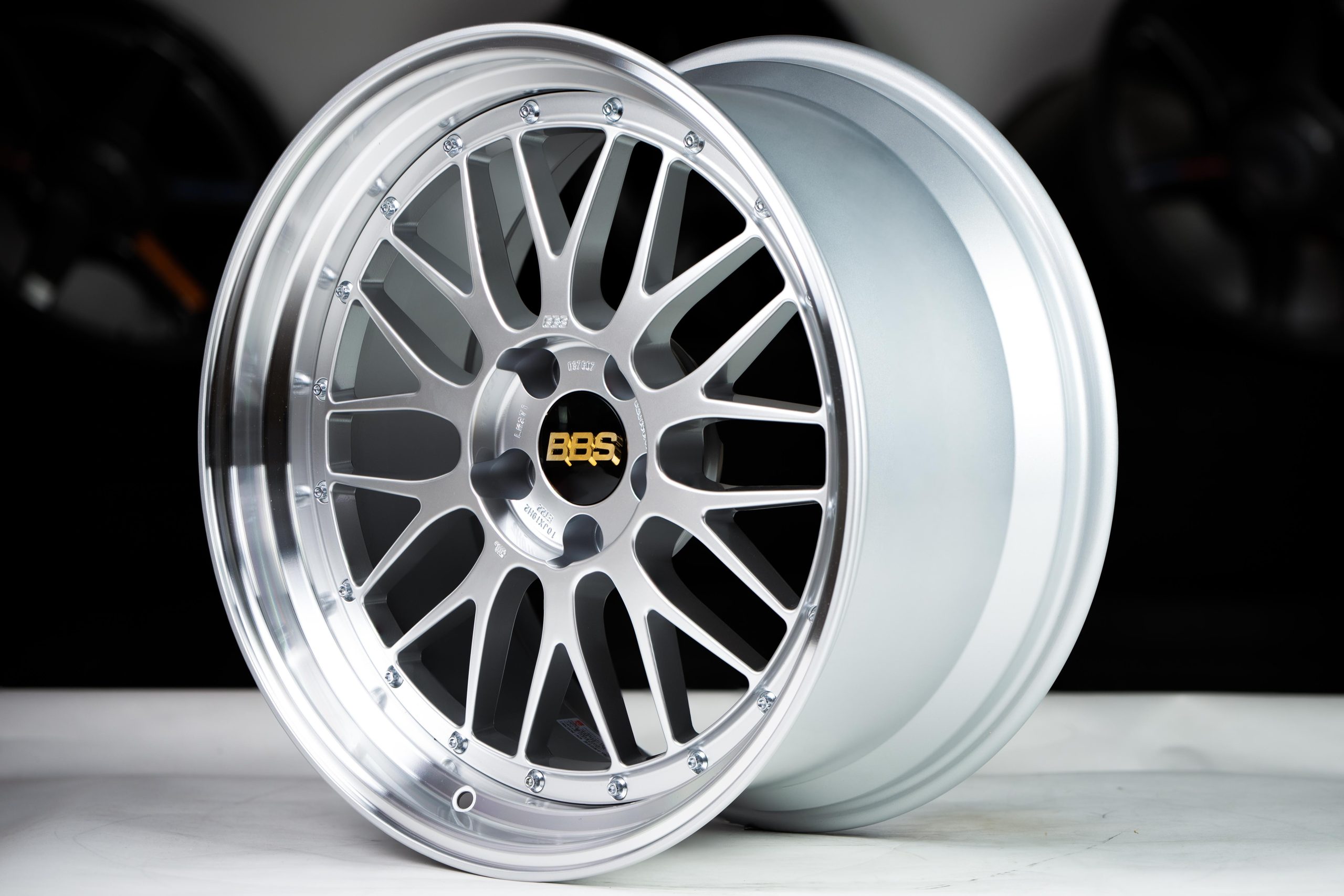 LM271 Silver 19x10 +22 5x114.3-3